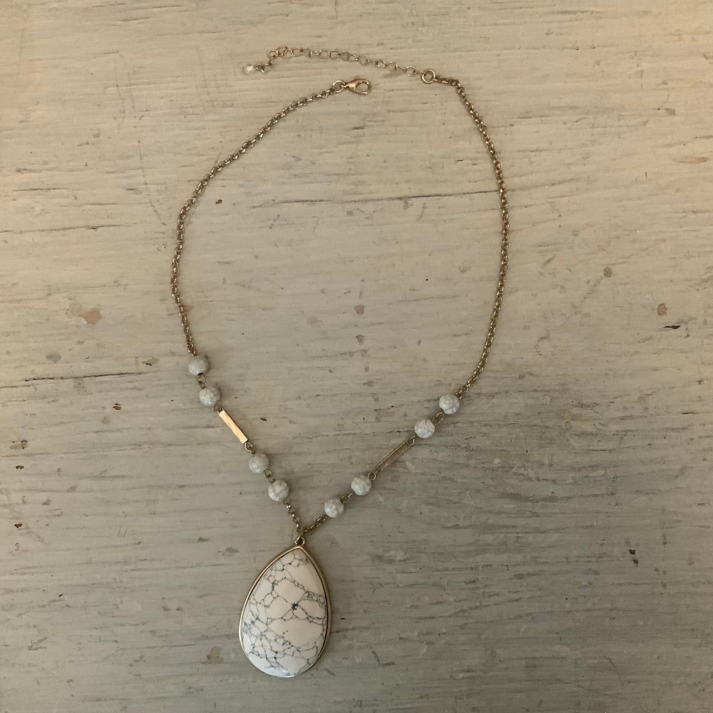 Faux White Marbled Howlite Gemstone Beaded Teardrop Pendant Necklace Good Condition