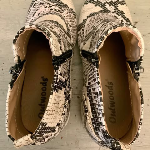 Outwoods Faux Snakeskin Fashion Mid Top Sneaker Black White Double Side Zip Size 10 Good Condition