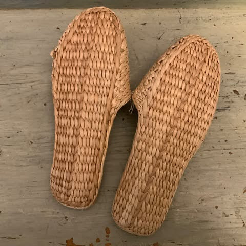 Slip On Woven Straw Slippers with Wooden Elephant S/M New