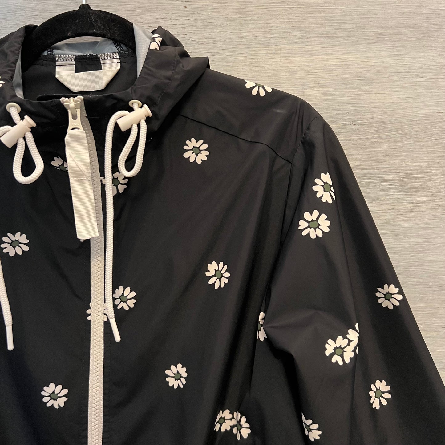 Free Assembly Black w/ White Daisies Hooded Windbreaker Rain Jacket Size XS Good Condition