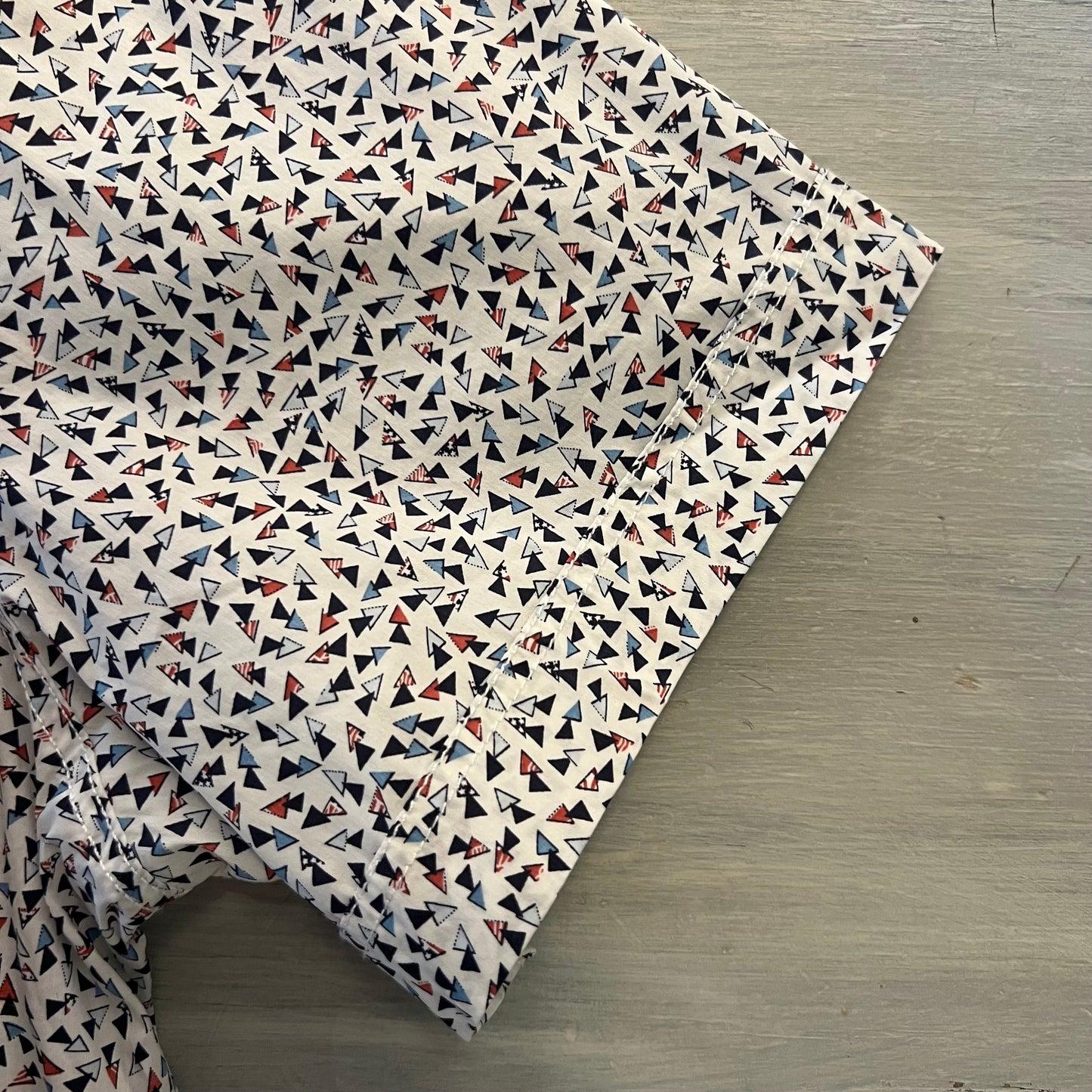 IZOD Triangle Confetti Print Short Sleeve Buttons Down Shirt XL Like New