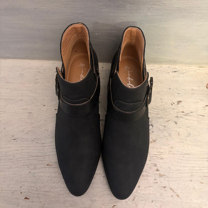 Wonderly Faux Suede "Fonda" Black Ankle Boot Booties Size 10M Good Condition