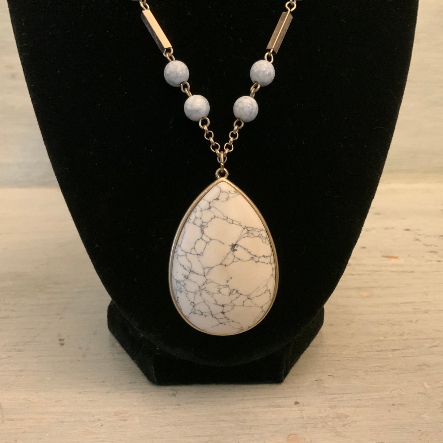 Faux White Marbled Howlite Gemstone Beaded Teardrop Pendant Necklace Good Condition