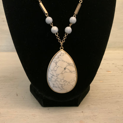 Faux White Marbled Howlite Gemstone Beaded Teardrop Pendant Necklace Good Condition