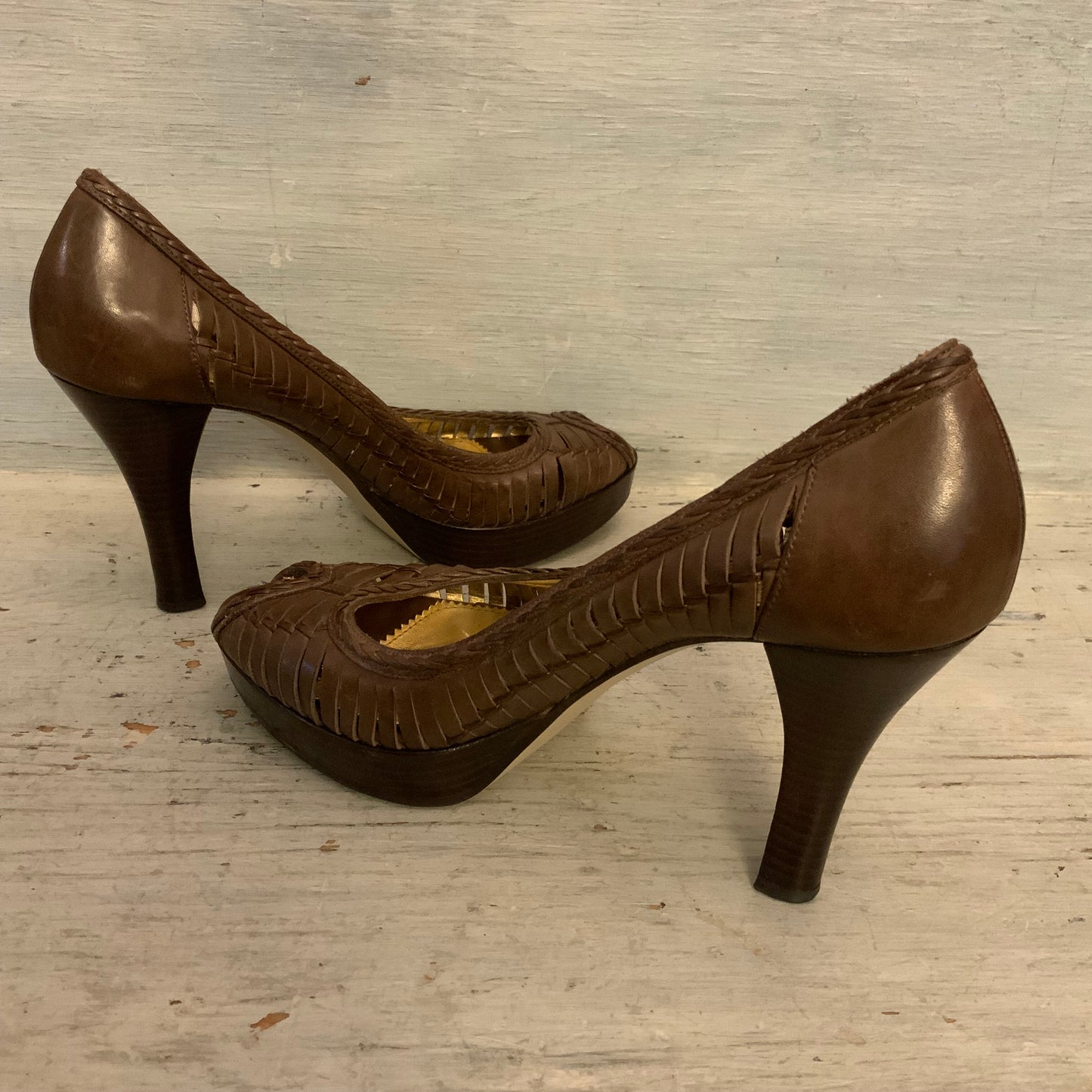 Guess Woven Leather Brown Platform Peep Toe Pump High Heels Size 7.5M Good Condition
