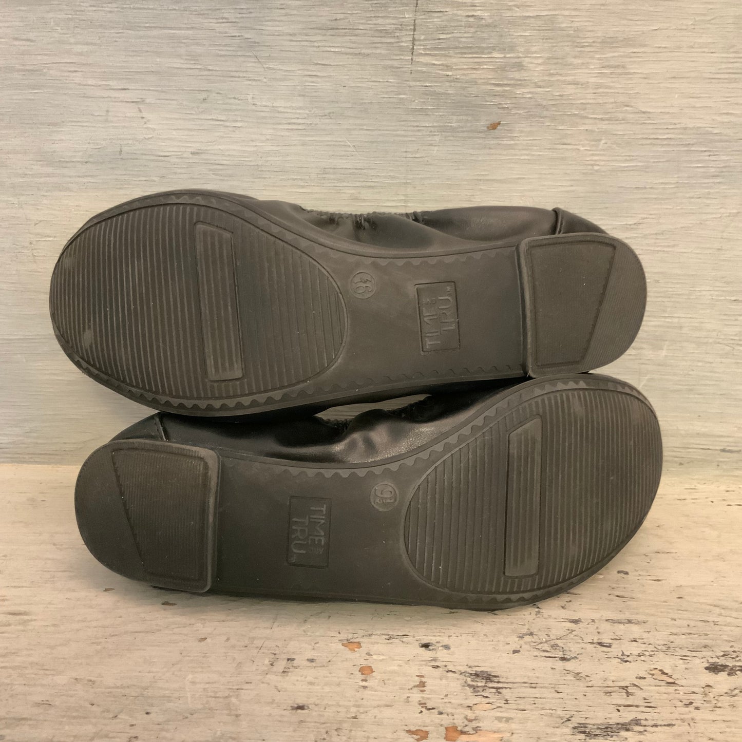 Time & Tru Memory Foam Black Faux Leather Scrunch Ballet Flats Size 9.5 Good Condition