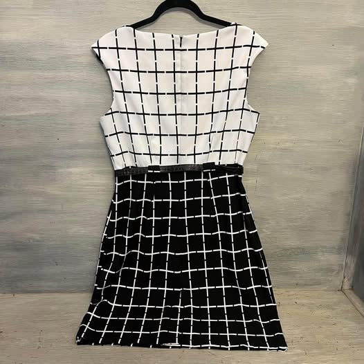 Emma & Michele Sleeveless Black White Geometic Print Belted Dress Size 12 Like New