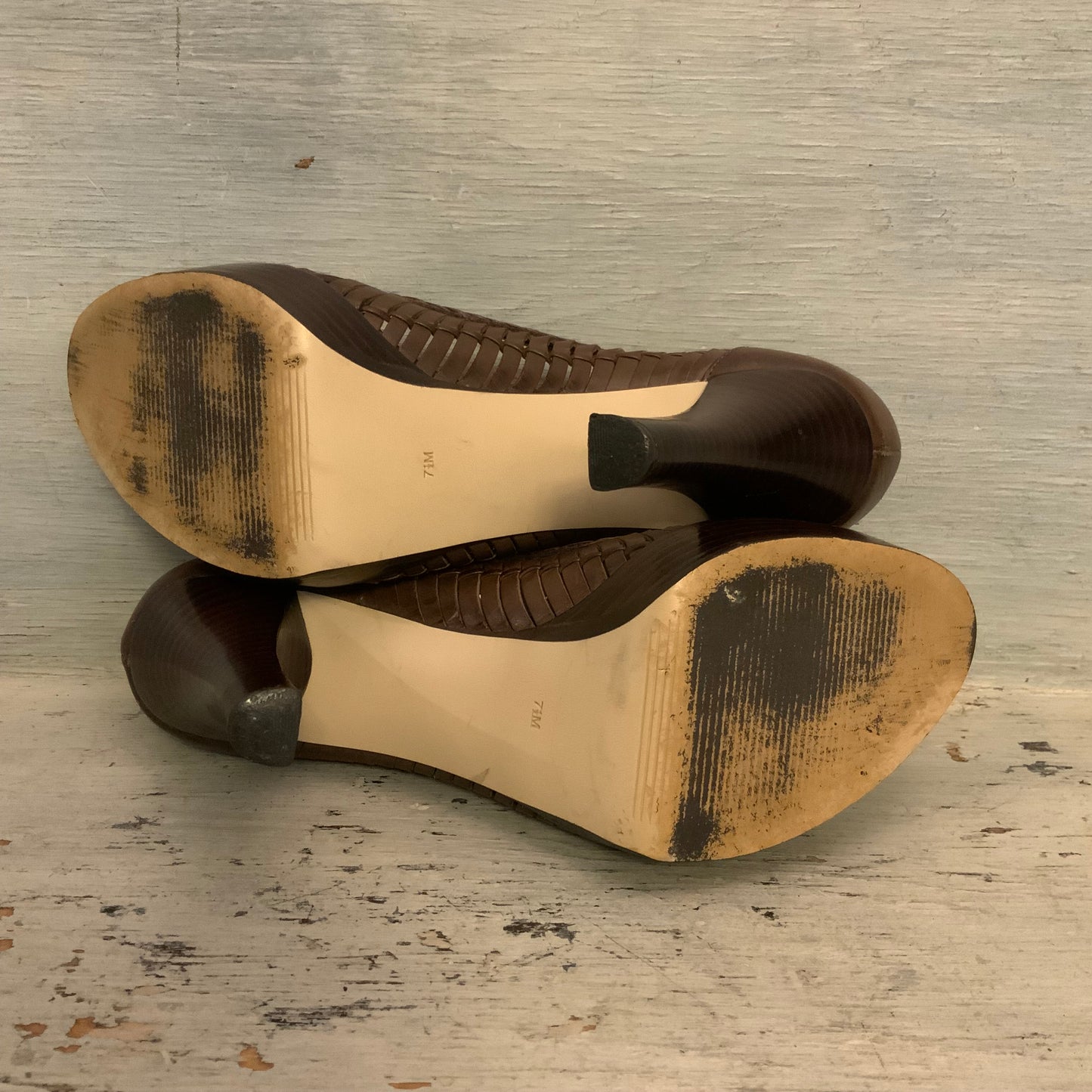 Guess Woven Leather Brown Platform Peep Toe Pump High Heels Size 7.5M Good Condition