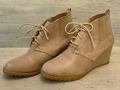 Rampage Faux Suede Leather Wedge Ankle Booties Size 8 Tan Lace Up Good Condition