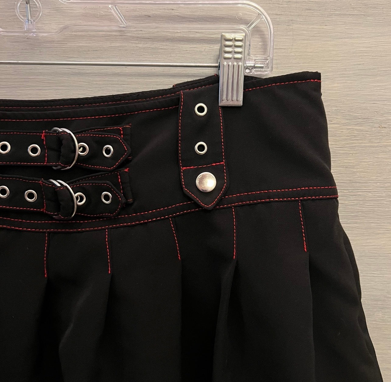 Forever 21 Black Pleated Mini Skirt w/ Silver Tone Faux Buckles Size Large Good Condition