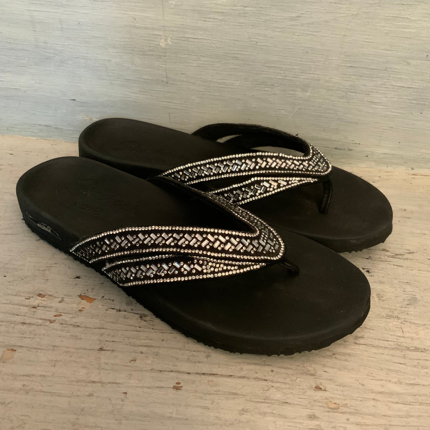 Sketchers Arch Fit Glitzy Beaded Black Flip Flop Thong Sandals Size 8.5 Good Condition