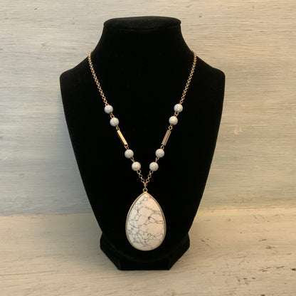 Faux White Marbled Howlite Gemstone Beaded Teardrop Pendant Necklace Good Condition