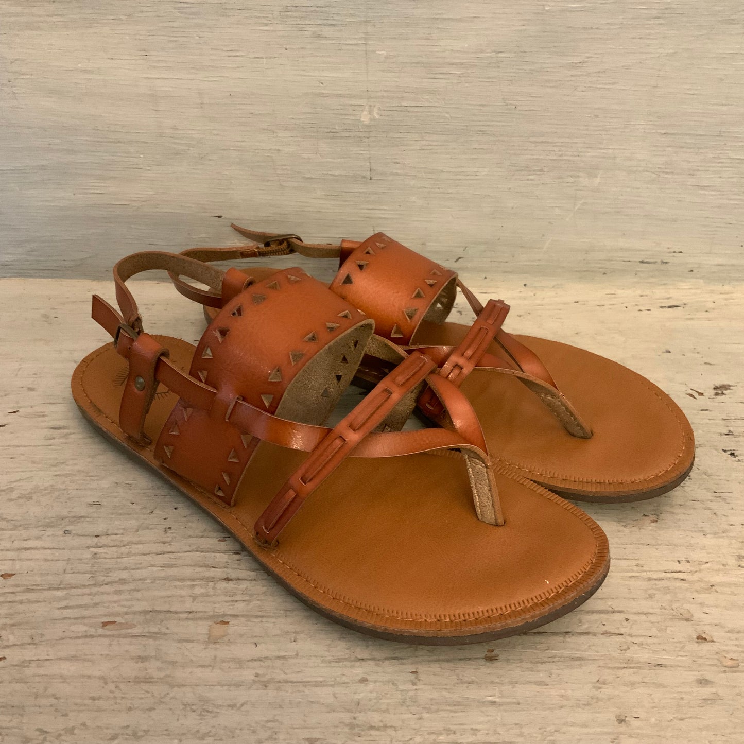 True Craft "TCDONNY" Faux Leather Brown Laser Cut Flat Boho Thong Sandals Size 8.5M Good Condition