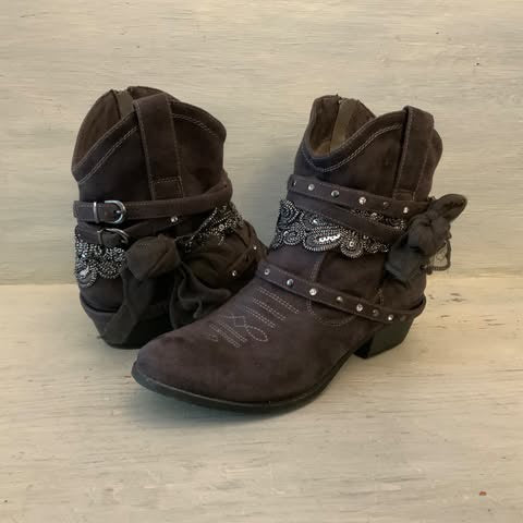 Not Rated Fancy Grey Faux Leather Western Style Ankle Boot Size 9 Good Condition