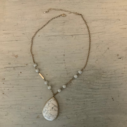 Faux White Marbled Howlite Gemstone Beaded Teardrop Pendant Necklace Good Condition