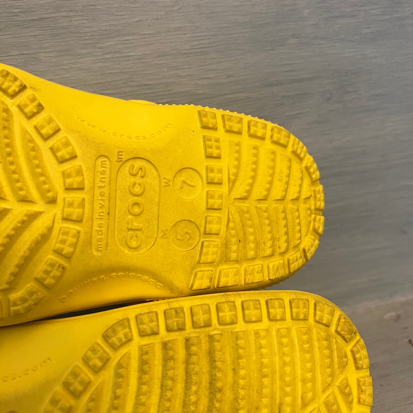 Crocs Adult Yellow Classic Slip On Clog Sandals W5/M7 Like New