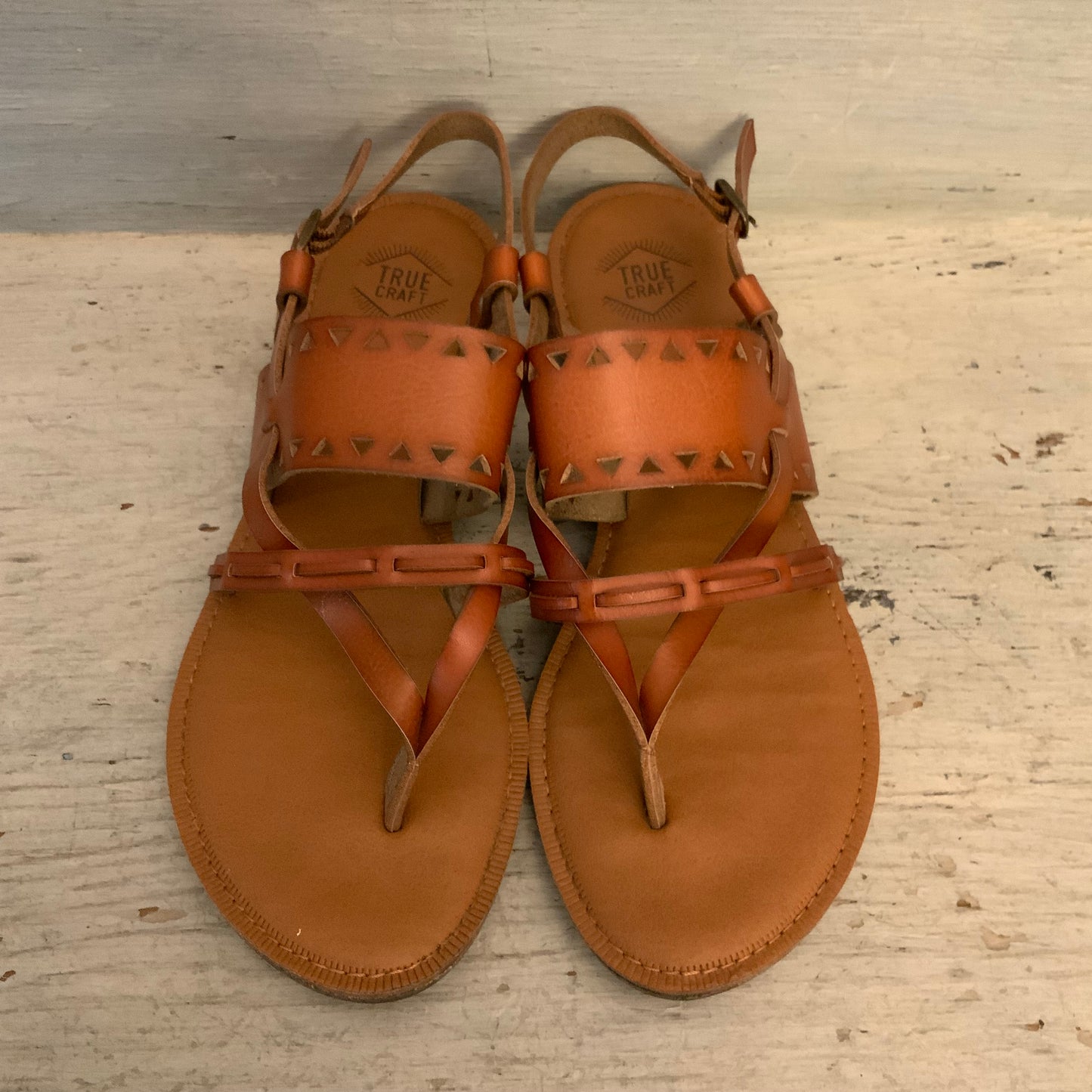 True Craft "TCDONNY" Faux Leather Brown Laser Cut Flat Boho Thong Sandals Size 8.5M Good Condition