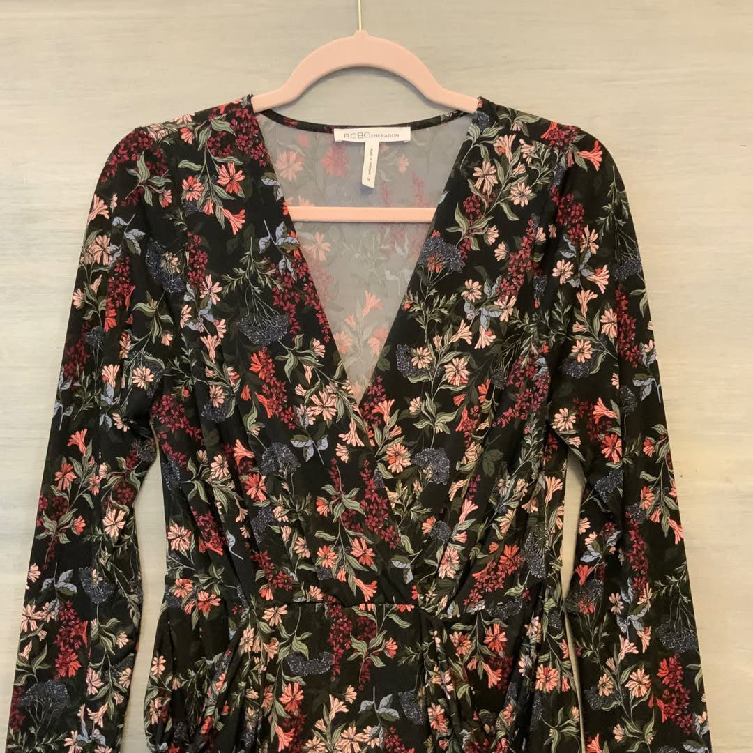 BCBGeneration Dress VNeck Pockets Floral Print Medium Like New