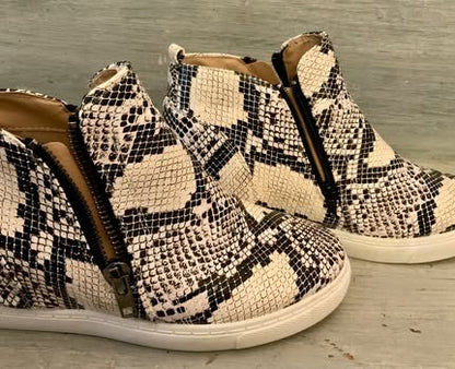 Outwoods Faux Snakeskin Fashion Mid Top Sneaker Black White Double Side Zip Size 10 Good Condition