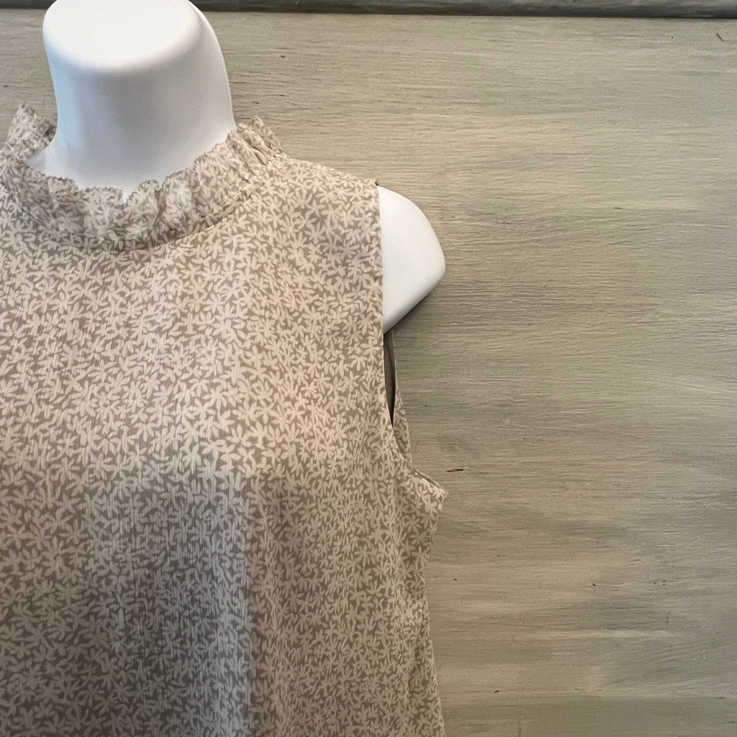 Ann Taylor Factory Beige White Floral Print Tank Top Blouse Size Medium Good Condition