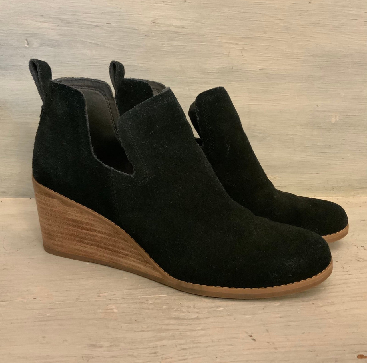 Tom’s Kallie Navy Blue Suede Wood Wedge Ankle Bootie Size 7.5 Good Condition