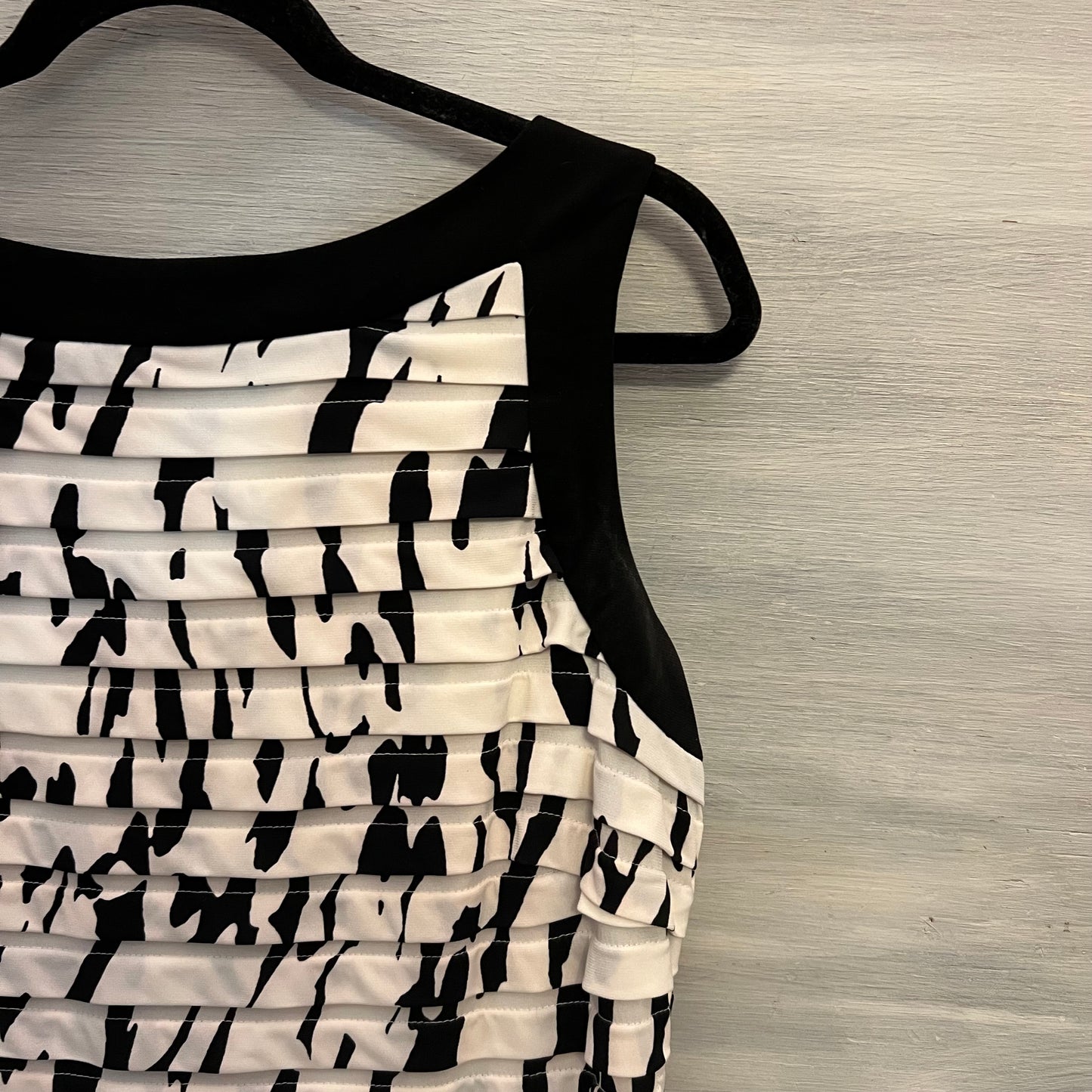 Sandra Darren Abstract Sleeveless Tiered Textured Knee Length Dress Size 14 Good Condition