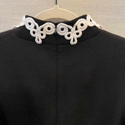 Vince Camuto Ornate Trim Band Vneck Sleeveless Little Black Shift Dress Size 6 Good Condition