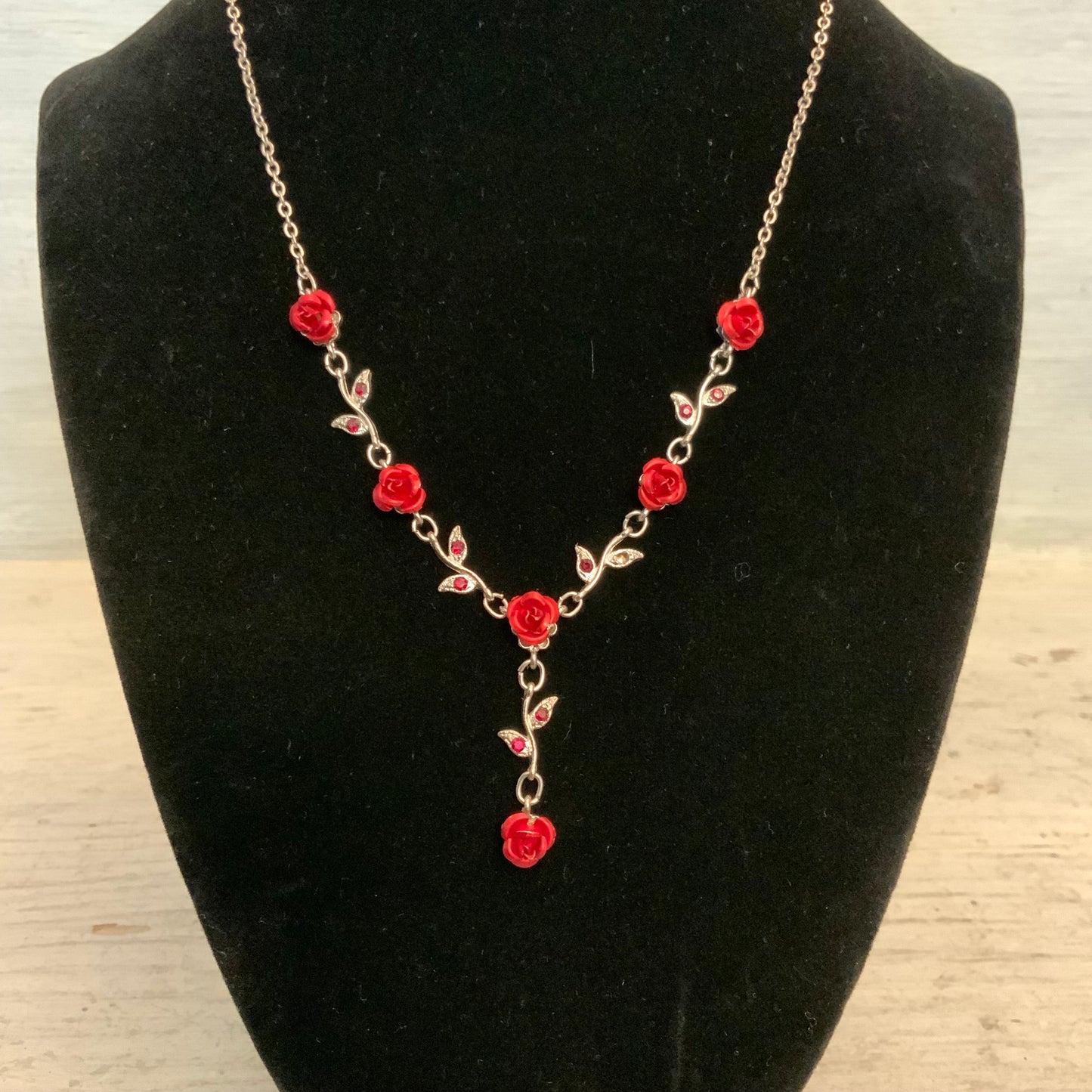 Elegant Dark Romance Rose & Vine Y Shaped Pendant Necklace 15.5-18.5" Good Condition