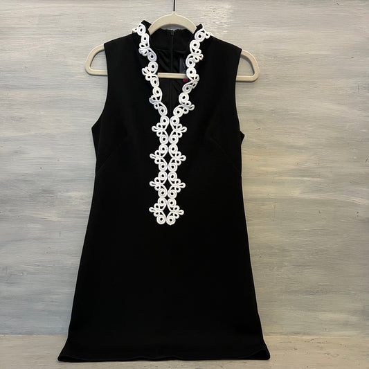 Vince Camuto Ornate Trim Band Vneck Sleeveless Little Black Shift Dress Size 6 Good Condition
