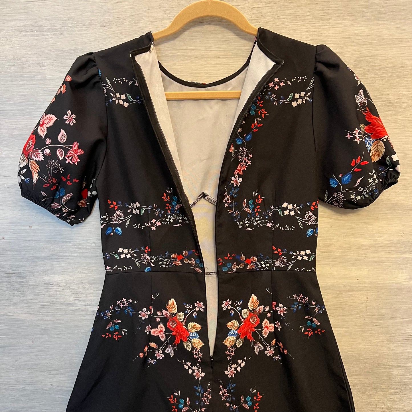Lovely Black Floral Print Swallow Tail Collar Puff Sleeve Midi Dress Small Like New