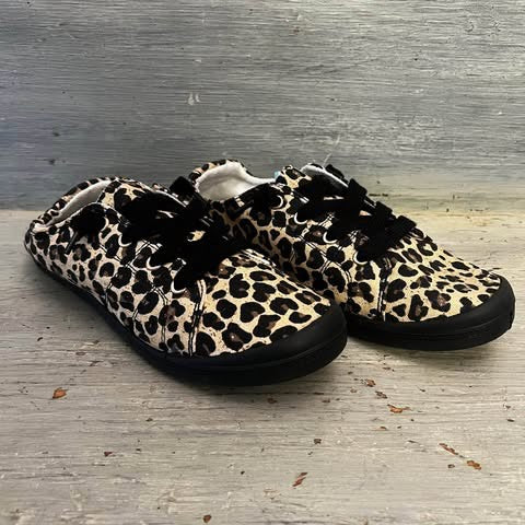 Jellypop Comfort Fit Leopard Print Canvas Slip On lace Up Sneakers Size 9.5 Like New