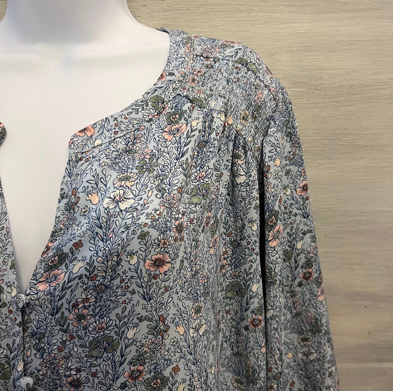 Rose + Olive Sky Blue Floral Print Vneck Button Down High Low Blouse Size 2x Good Condition