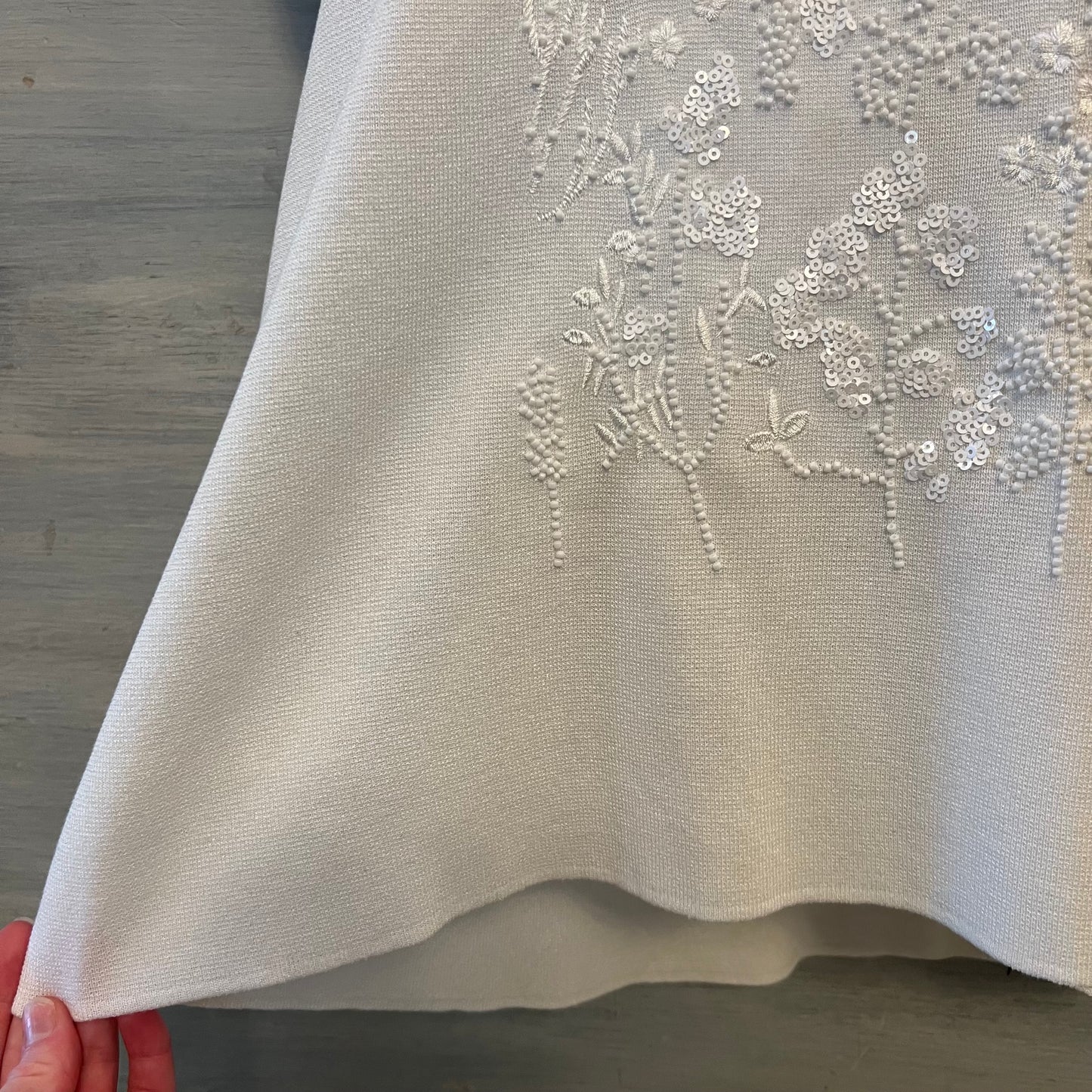 Anne Klein White Knit Floral Embellished Cap Sleeve Sweater Size Medium Good Condition