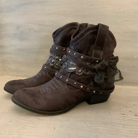 Not Rated Fancy Grey Faux Leather Western Style Ankle Boot Size 9 Good Condition