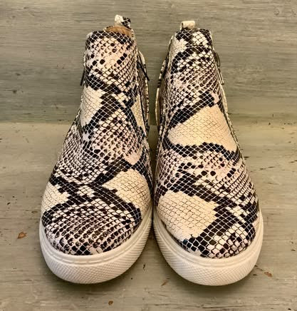 Outwoods Faux Snakeskin Fashion Mid Top Sneaker Black White Double Side Zip Size 10 Good Condition