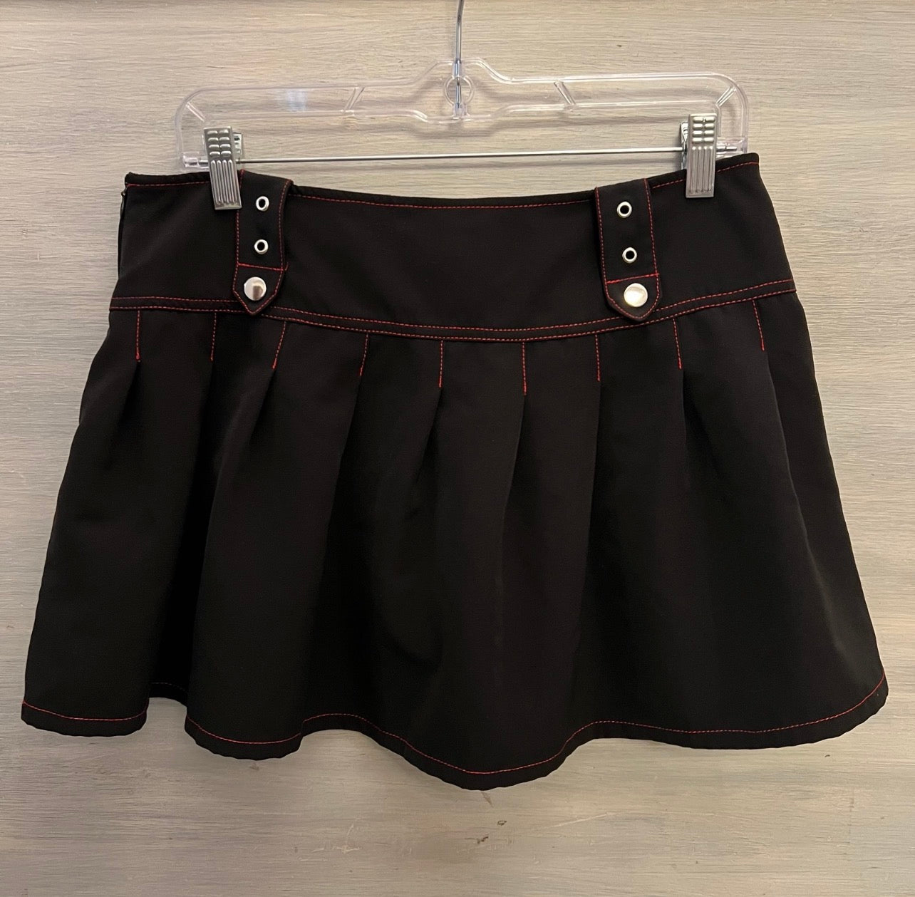 Forever 21 Black Pleated Mini Skirt w/ Silver Tone Faux Buckles Size Large Good Condition