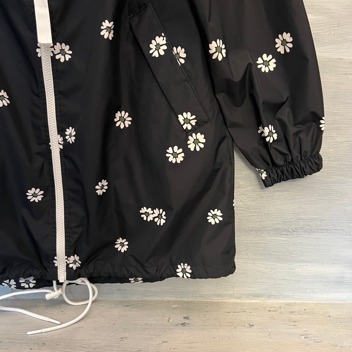 Free Assembly Black w/ White Daisies Hooded Windbreaker Rain Jacket Size XS Good Condition