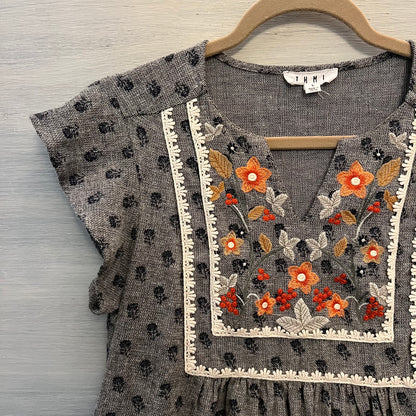 THML Embroidered Flower Lace Grey Floral Knit Mini Dress Large Good Condition