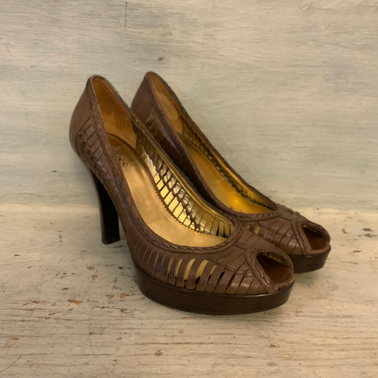 Guess Woven Leather Brown Platform Peep Toe Pump High Heels Size 7.5M Good Condition