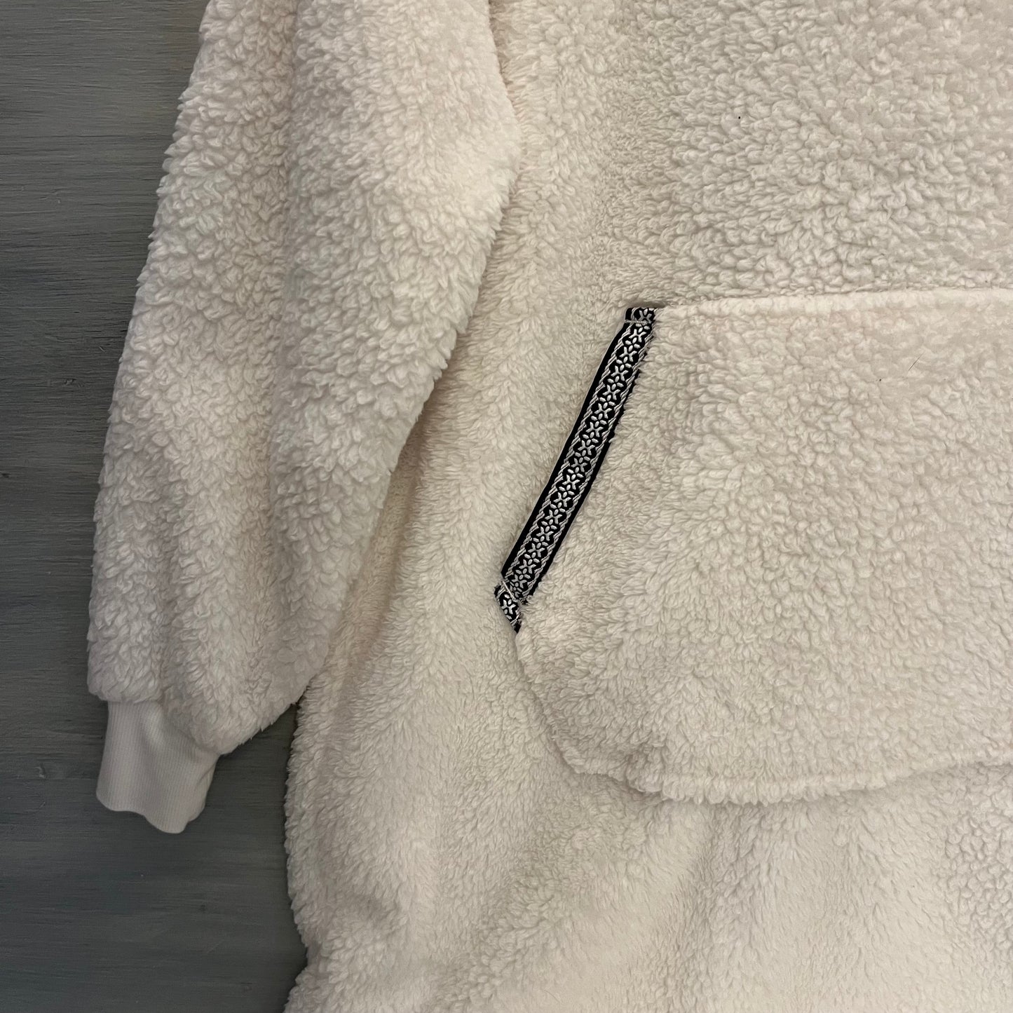 Joyspun White Sherpa Hooded Kangaroo Pocket Pullover Night Gown XS Good Condition