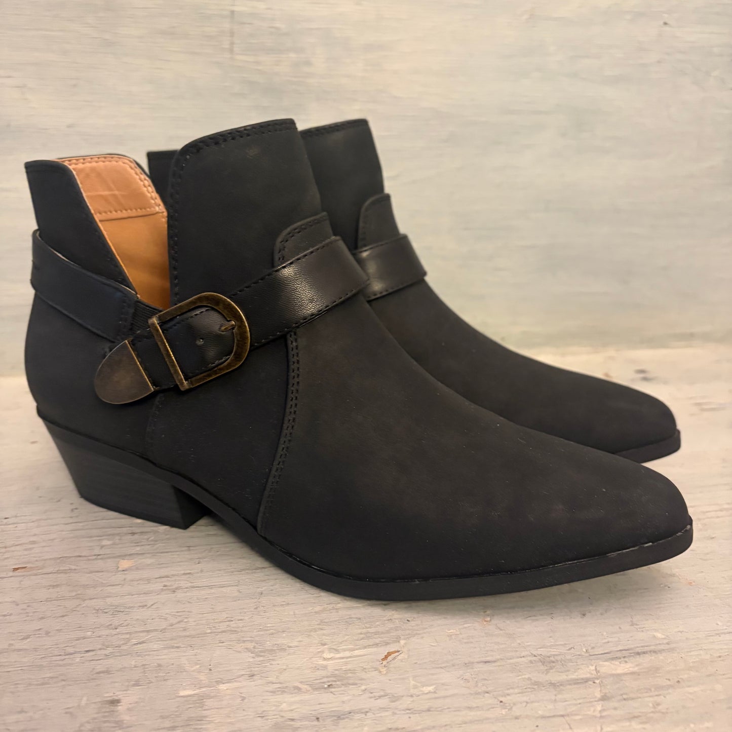 Wonderly Faux Suede "Fonda" Black Ankle Boot Booties Size 10M Good Condition