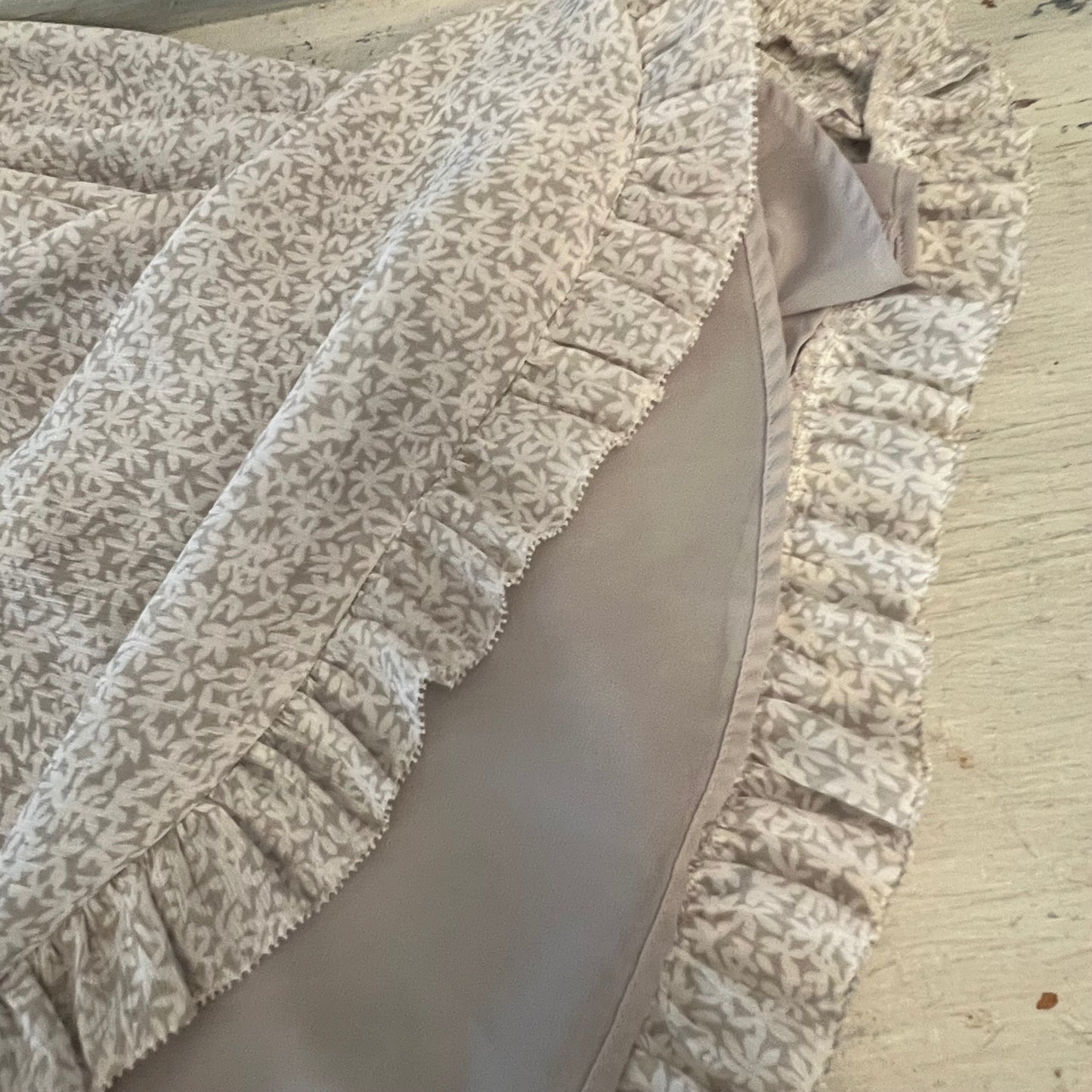 Ann Taylor Factory Beige White Floral Print Tank Top Blouse Size Medium Good Condition