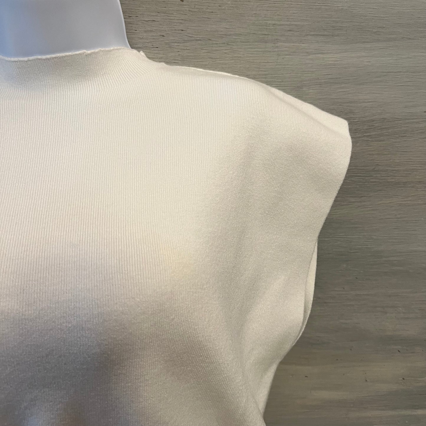 L. Love Cream Knit Turtleneck Cap Sleeve Sweater Size Medium Good Condition
