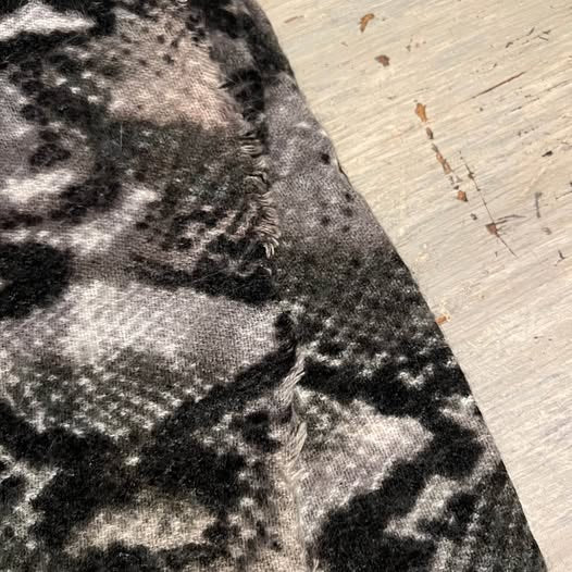shiraleah Chicago Black Grey Snake Skin Print Wrap Scarf Like New