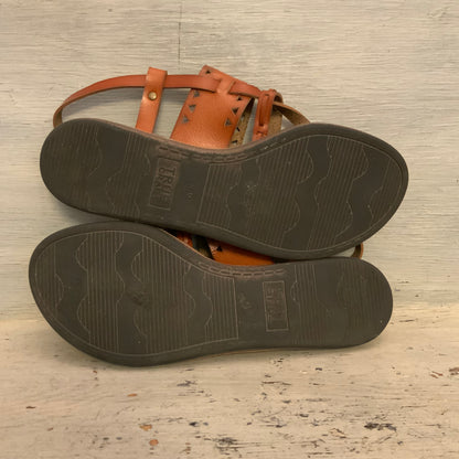 True Craft "TCDONNY" Faux Leather Brown Laser Cut Flat Boho Thong Sandals Size 8.5M Good Condition