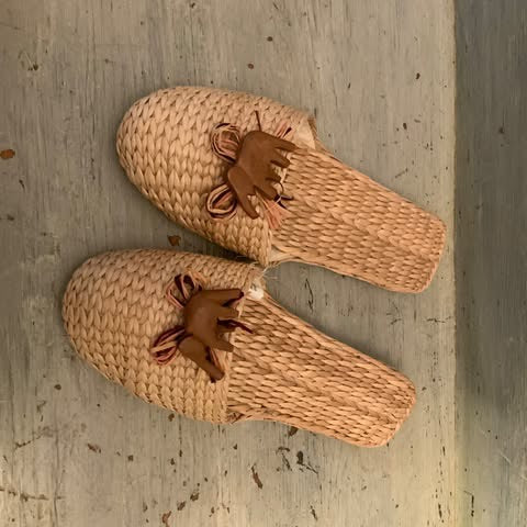 Slip On Woven Straw Slippers with Wooden Elephant S/M New