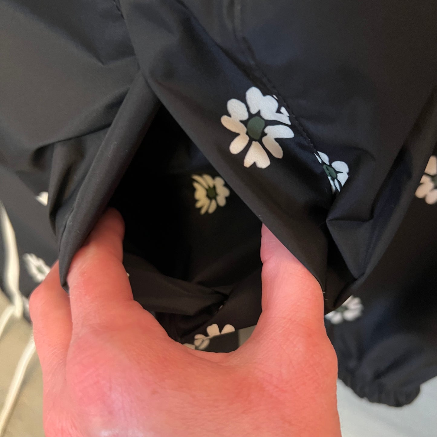 Free Assembly Black w/ White Daisies Hooded Windbreaker Rain Jacket Size XS Good Condition