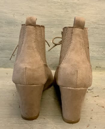 Rampage Faux Suede Leather Wedge Ankle Booties Size 8 Tan Lace Up Good Condition