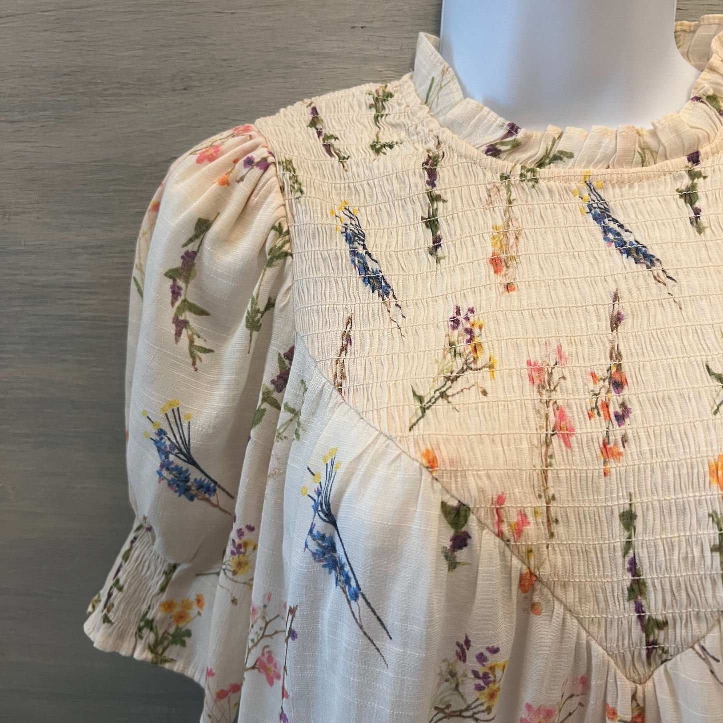 Rose & Olive Flowy Floral Print Ruffle Collar Blouse Size Small Like New