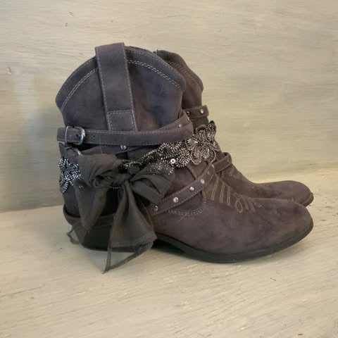 Not Rated Fancy Grey Faux Leather Western Style Ankle Boot Size 9 Good Condition